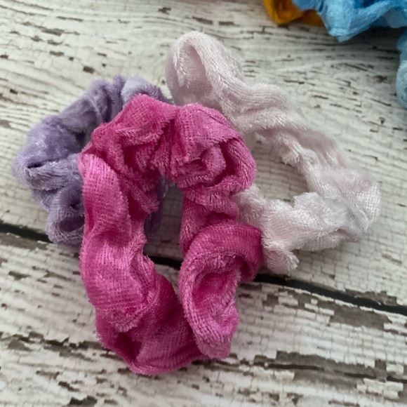 Set of 4 Velvet Scrunchies- Assorted/ Random Colors NWOT - Picture 2 of 6